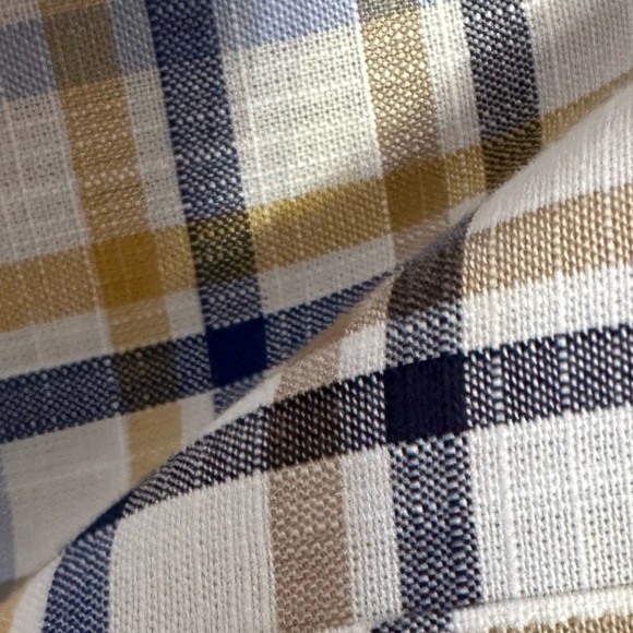 A Roundtree and Yorke Gold label, noniron button down shirt - Picture 8 of 8